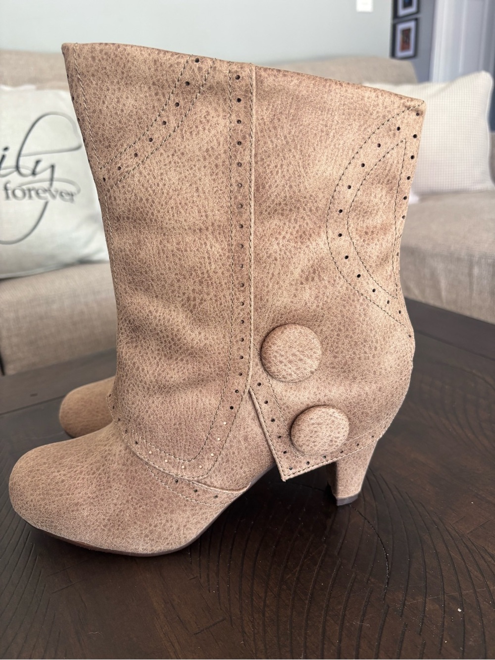 Not Rated Tan Cowgirl Star Mid-Heel Button Accent Boots NWOB Size 8.5